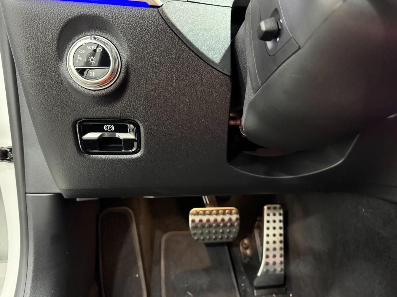 Mercedes-Benz C-Class Vehicle Full-screen Gallery Image 32