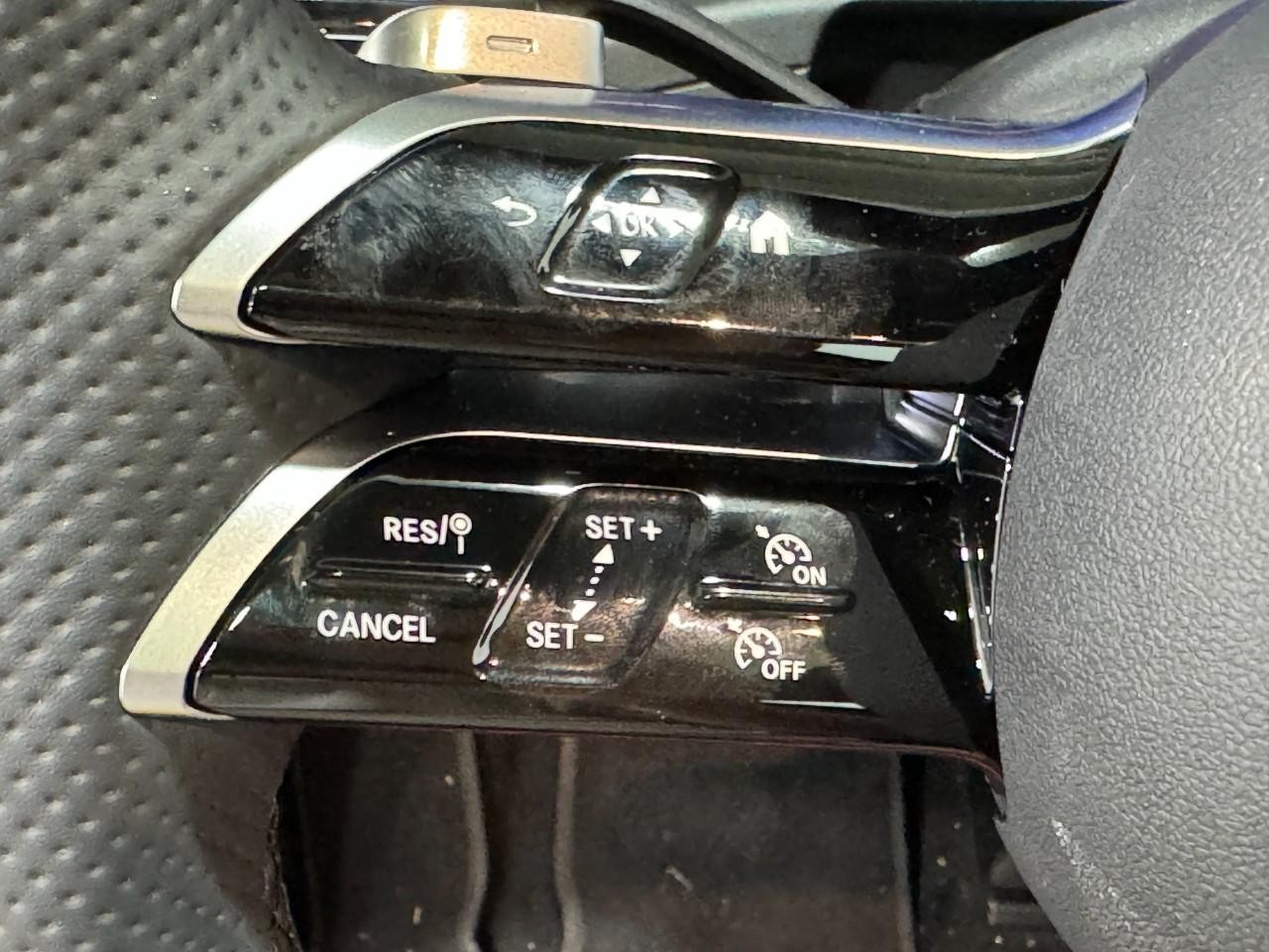 Mercedes-Benz C-Class Vehicle Full-screen Gallery Image 33