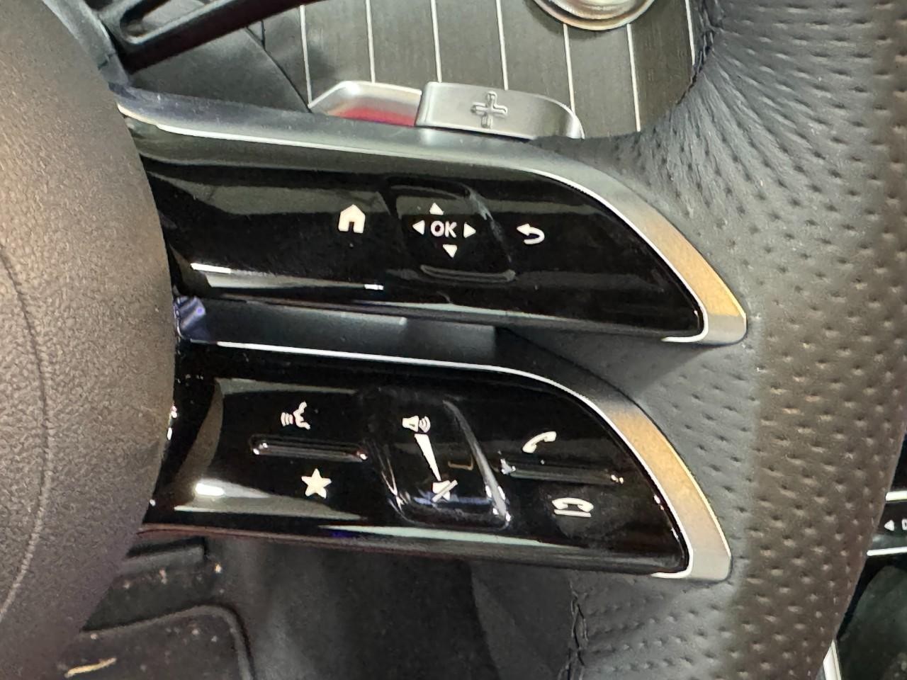 Mercedes-Benz C-Class Vehicle Full-screen Gallery Image 34