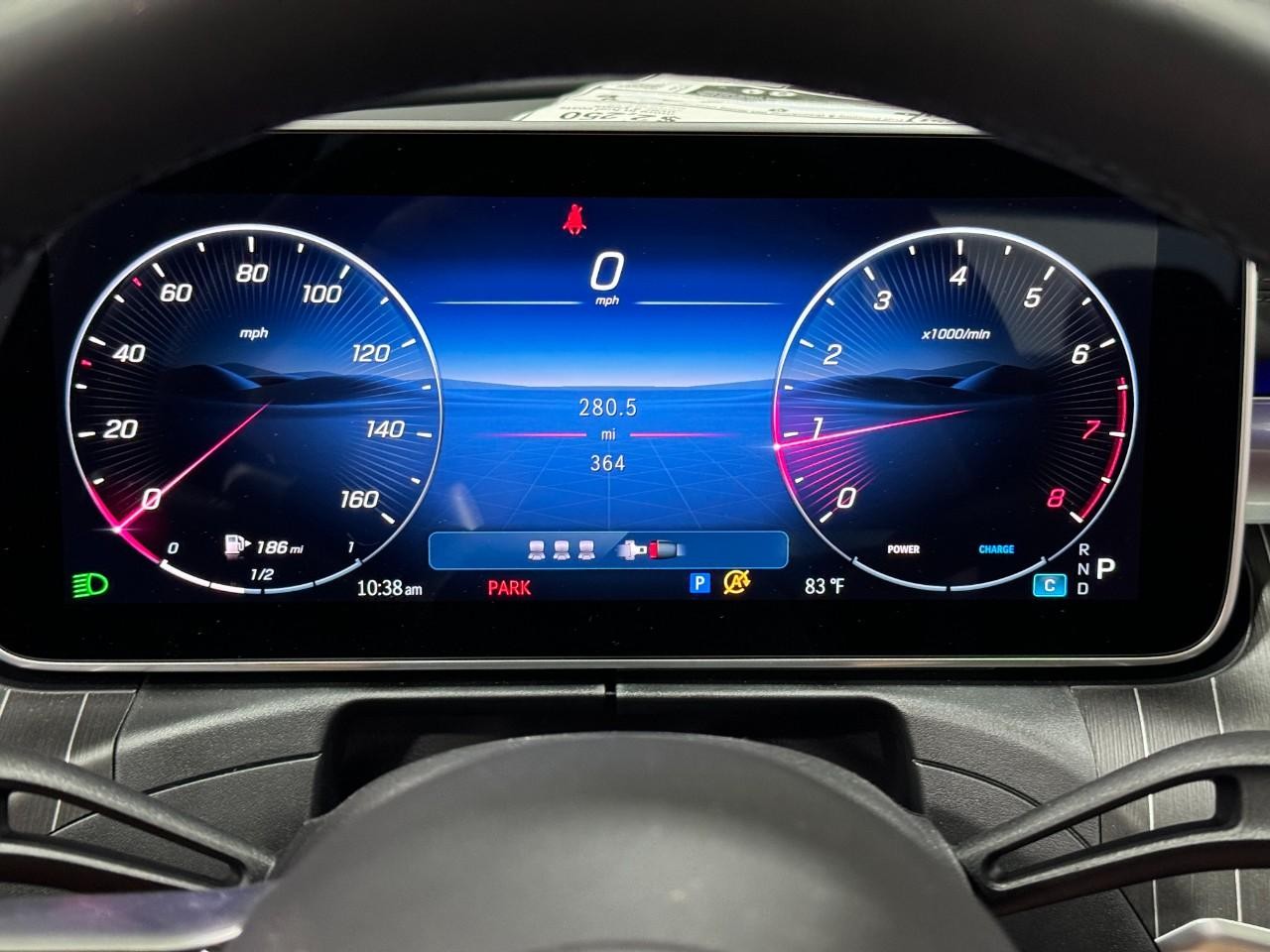 Mercedes-Benz C-Class Vehicle Full-screen Gallery Image 35