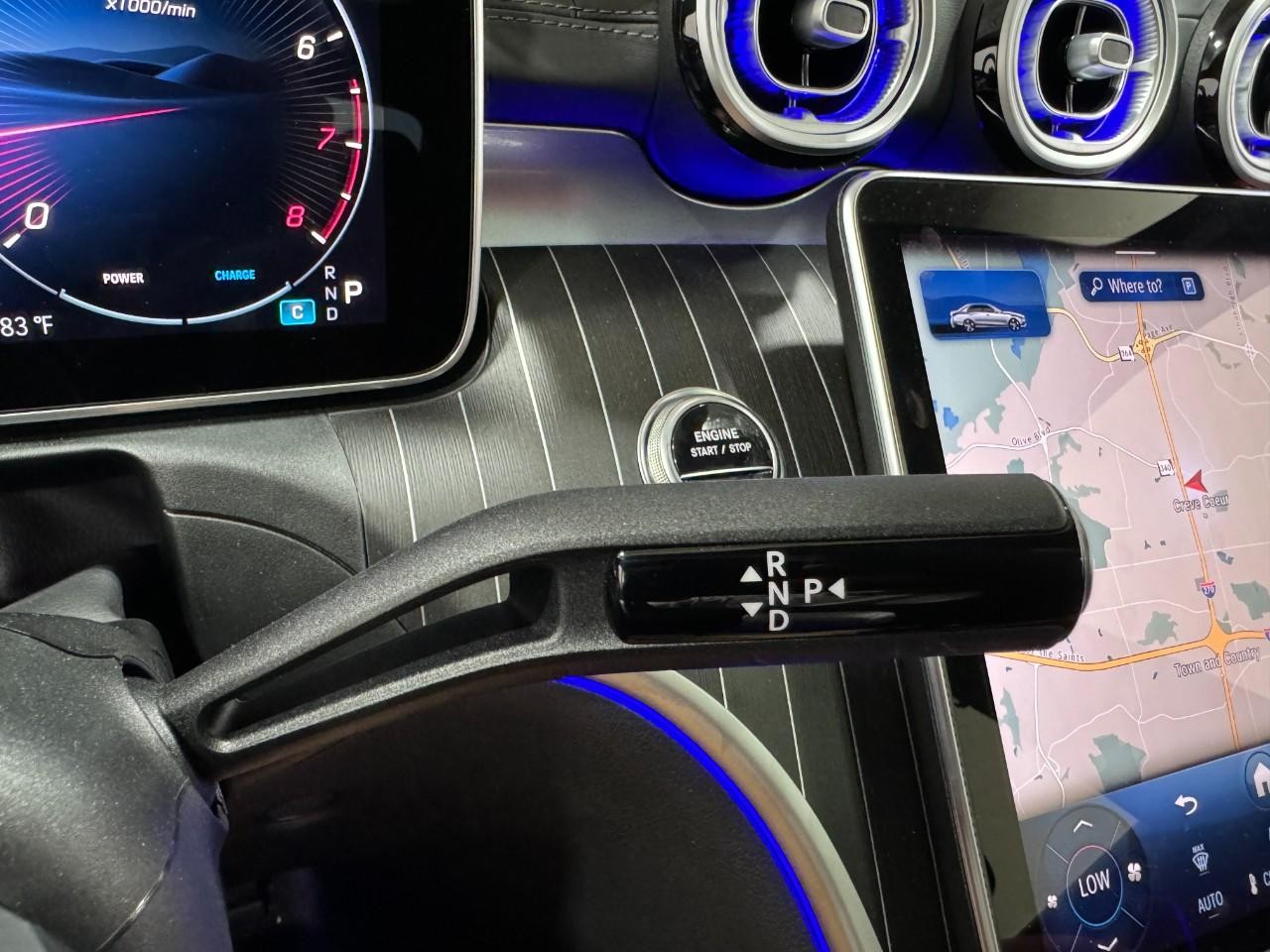 Mercedes-Benz C-Class Vehicle Full-screen Gallery Image 36