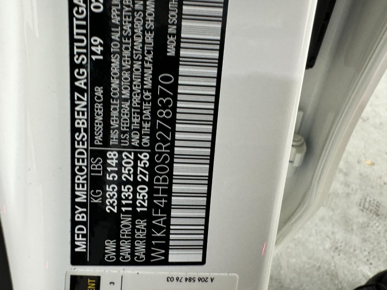 Mercedes-Benz C-Class Vehicle Full-screen Gallery Image 38