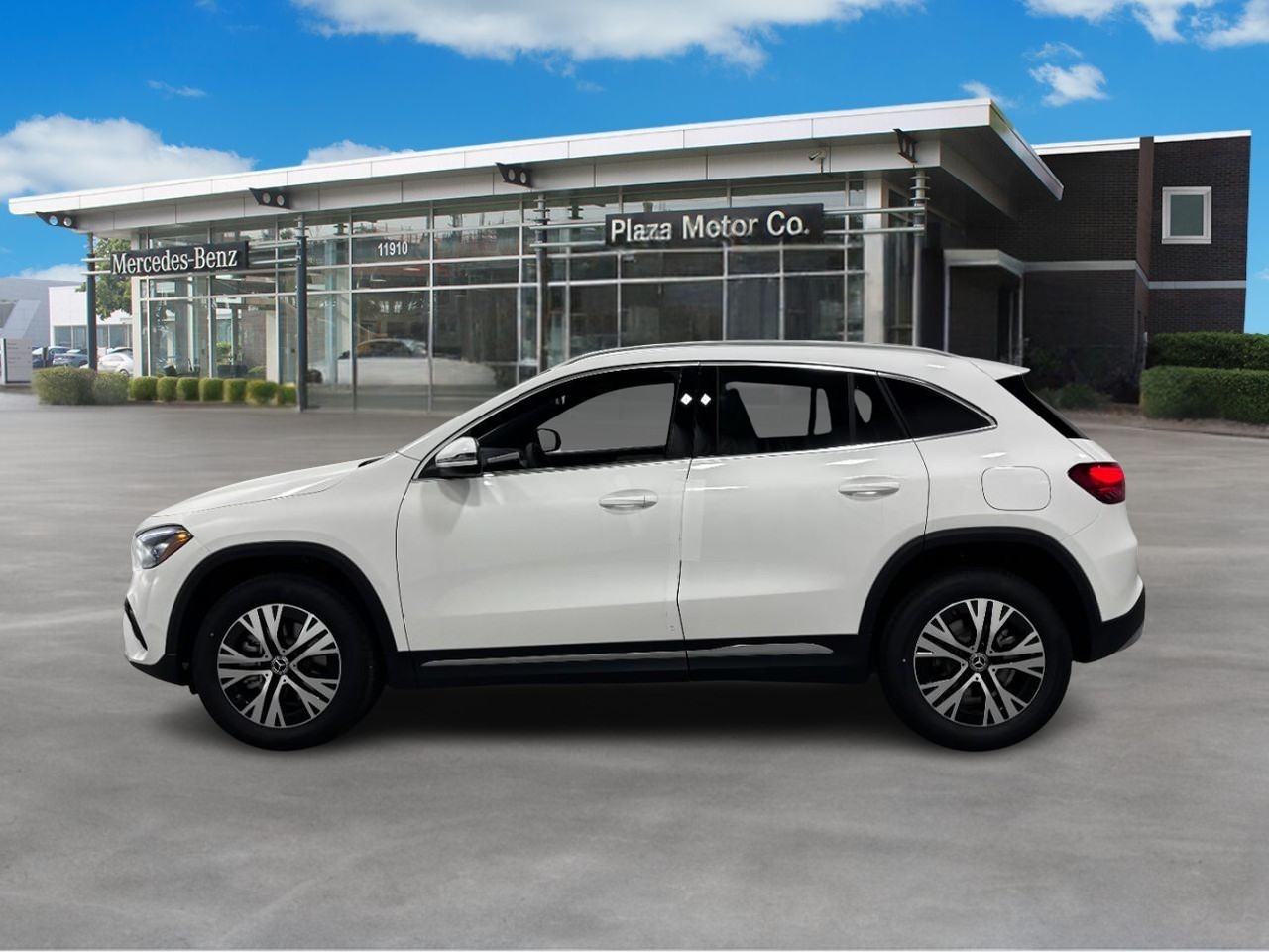 Mercedes-Benz GLA Vehicle Full-screen Gallery Image 2