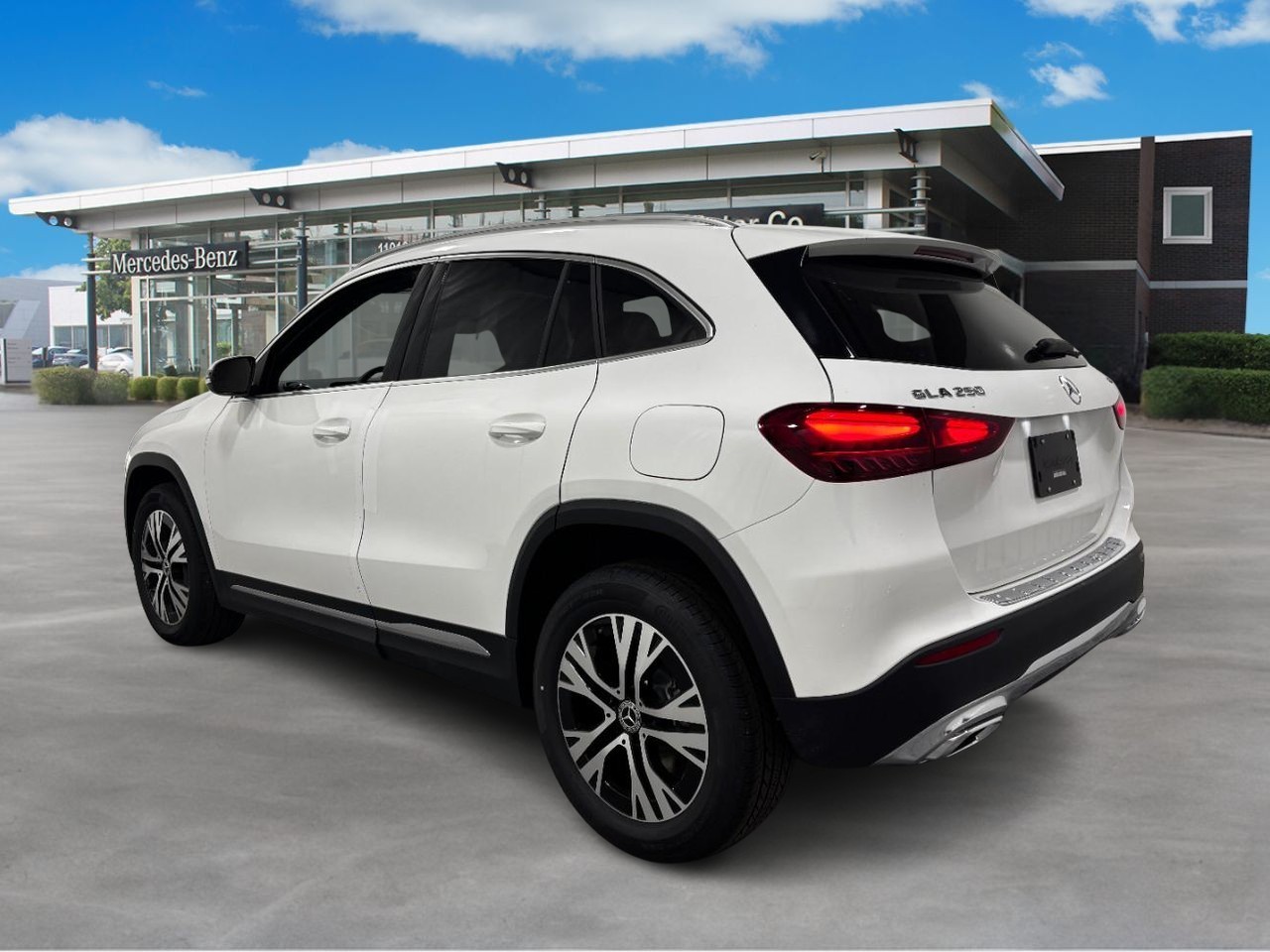 Mercedes-Benz GLA Vehicle Full-screen Gallery Image 3