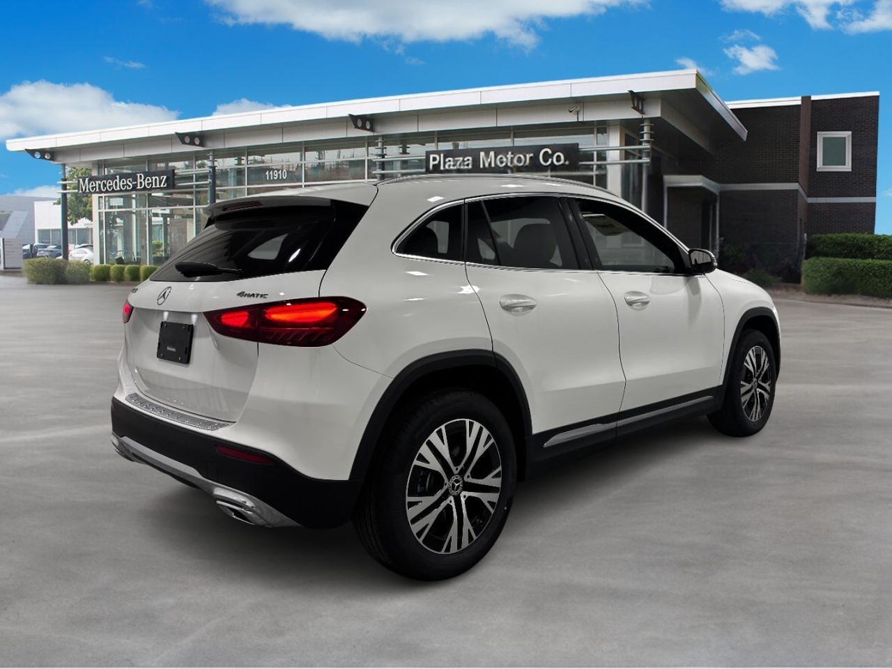 Mercedes-Benz GLA Vehicle Full-screen Gallery Image 4