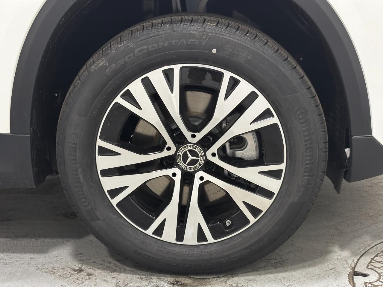 Mercedes-Benz GLA Vehicle Full-screen Gallery Image 5