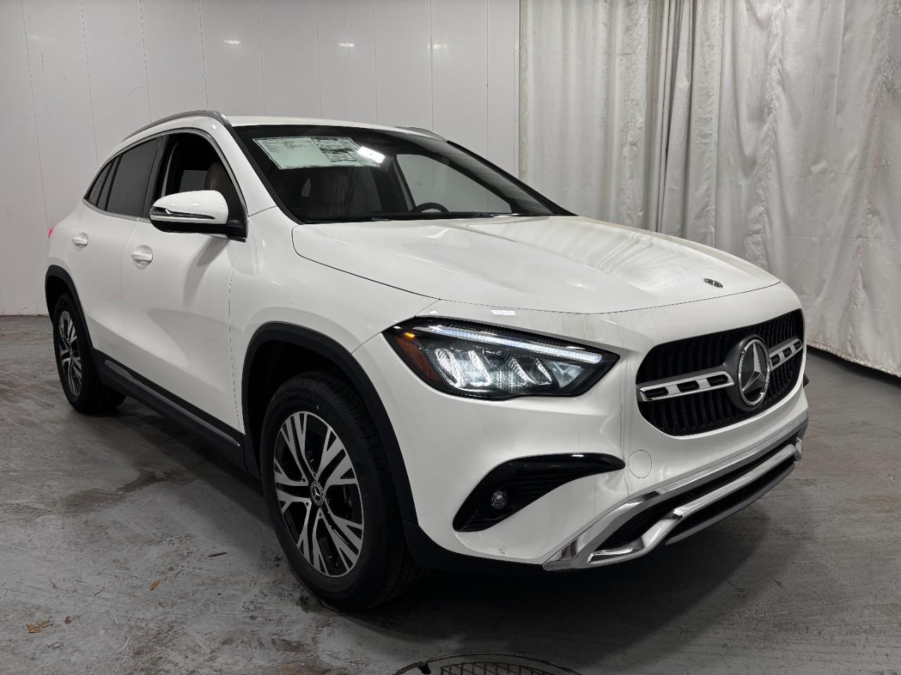 Mercedes-Benz GLA Vehicle Full-screen Gallery Image 6