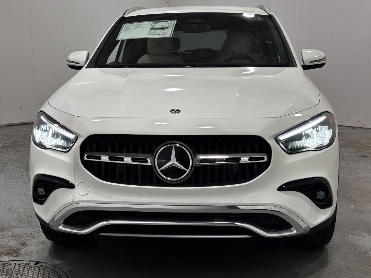 Mercedes-Benz GLA Vehicle Full-screen Gallery Image 7