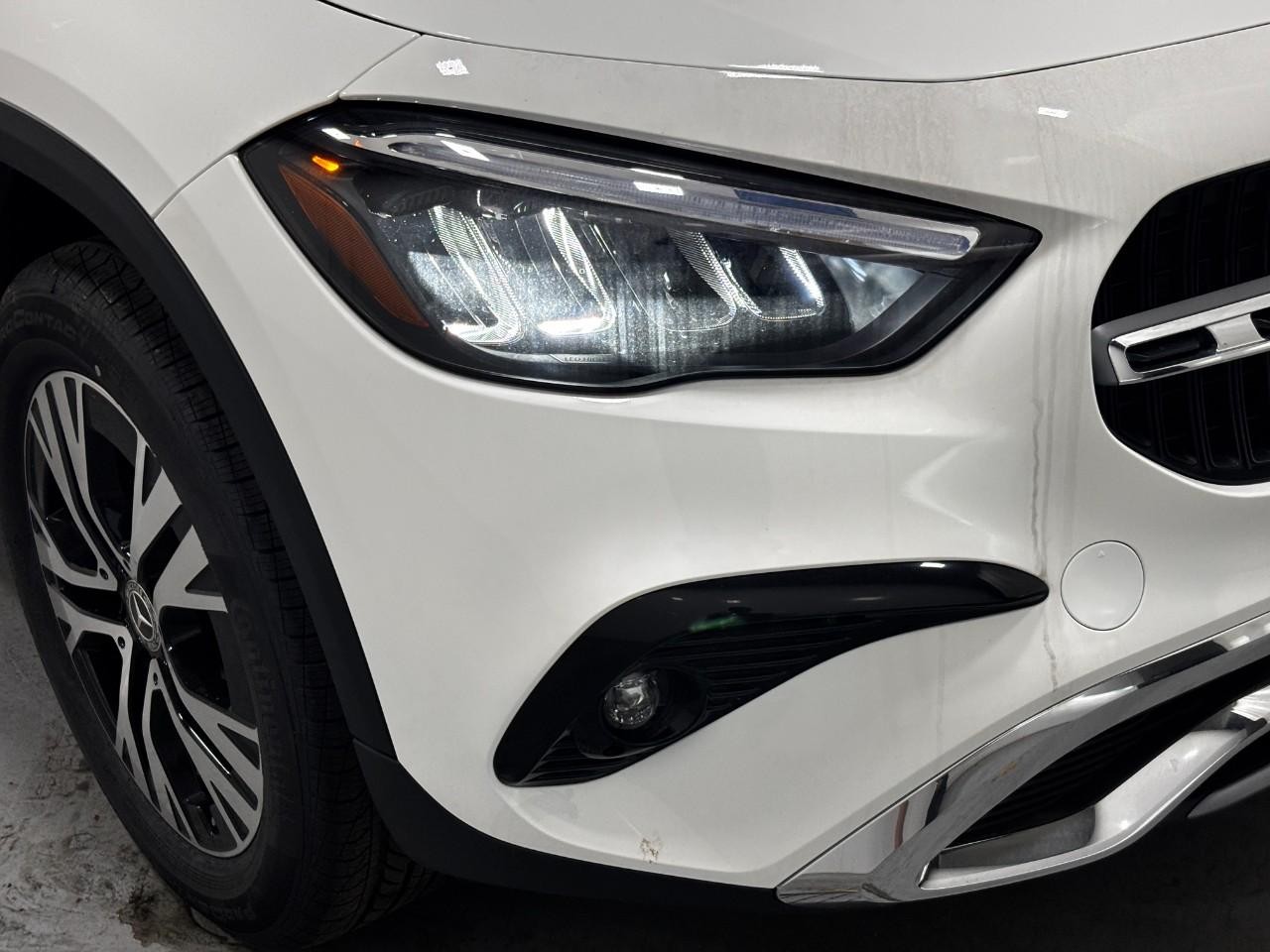 Mercedes-Benz GLA Vehicle Full-screen Gallery Image 8