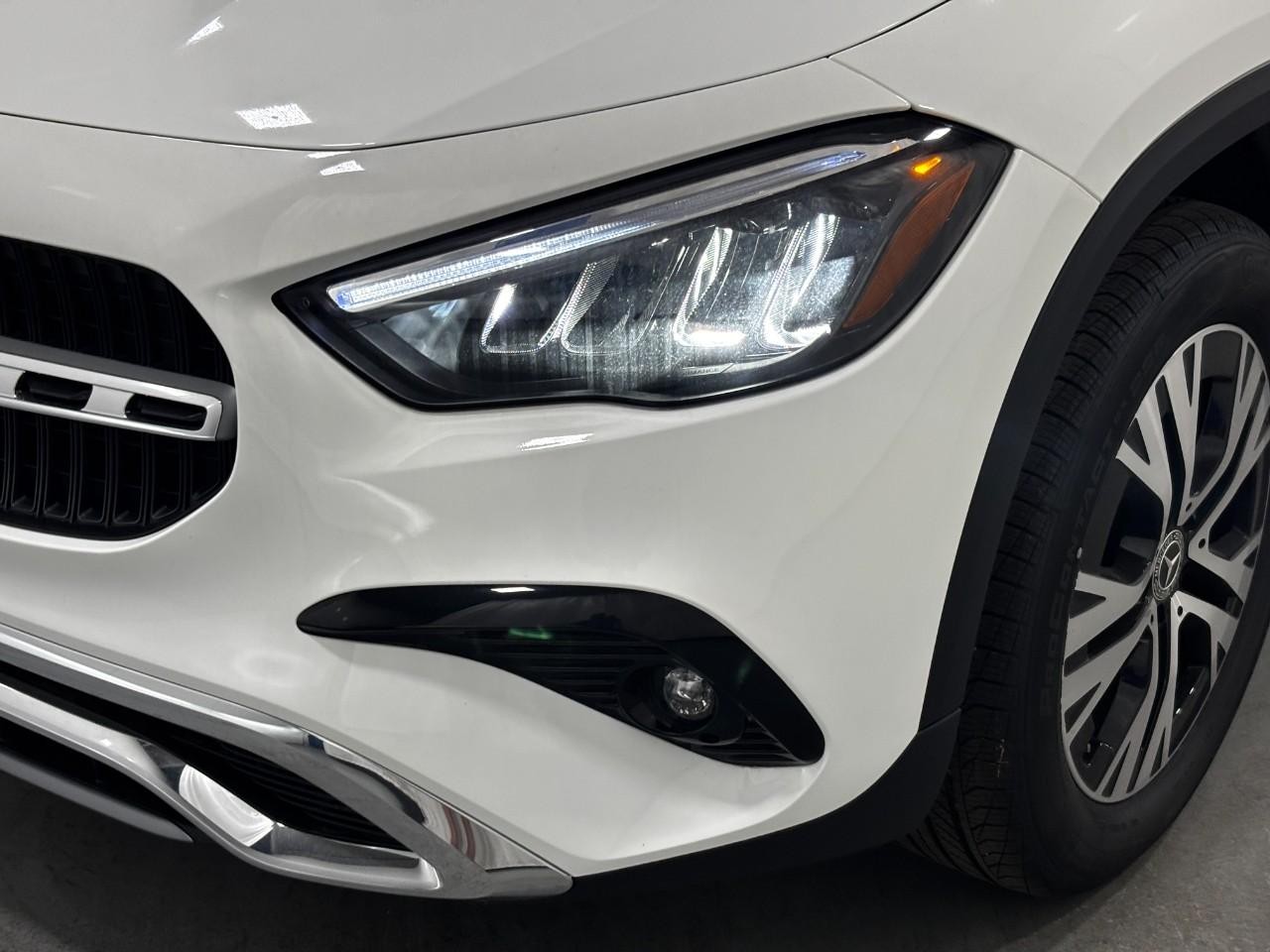 Mercedes-Benz GLA Vehicle Full-screen Gallery Image 9