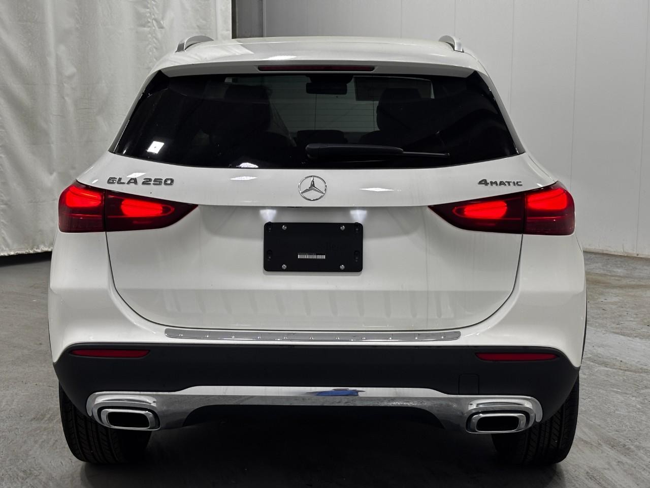 Mercedes-Benz GLA Vehicle Full-screen Gallery Image 10