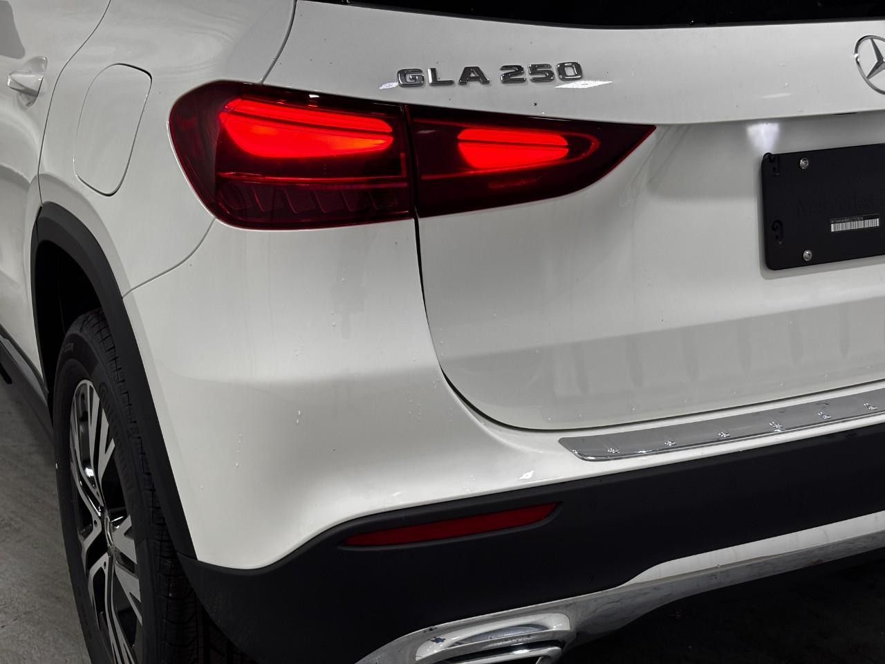 Mercedes-Benz GLA Vehicle Full-screen Gallery Image 11