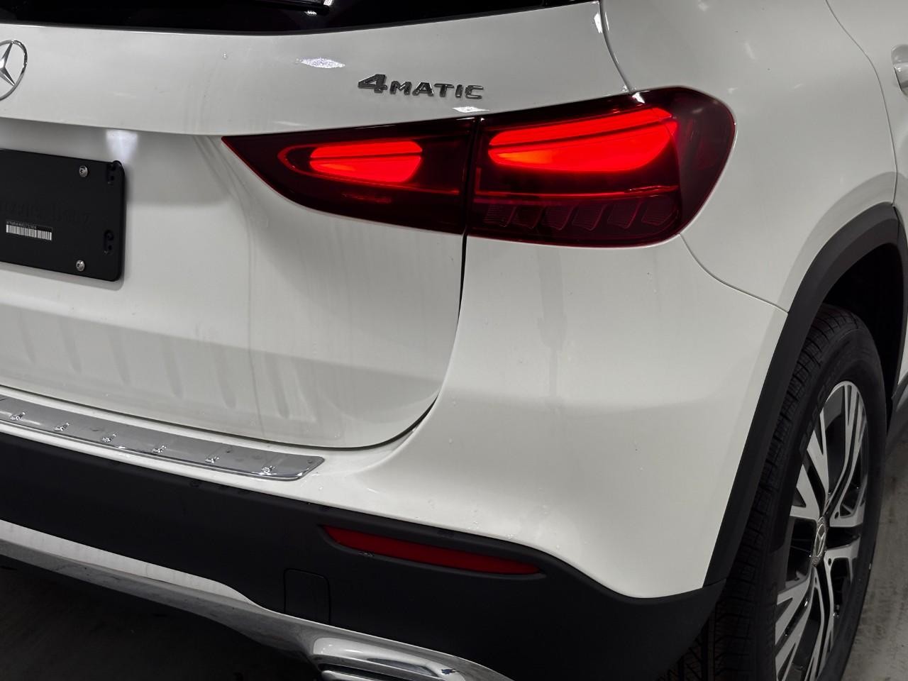 Mercedes-Benz GLA Vehicle Full-screen Gallery Image 12