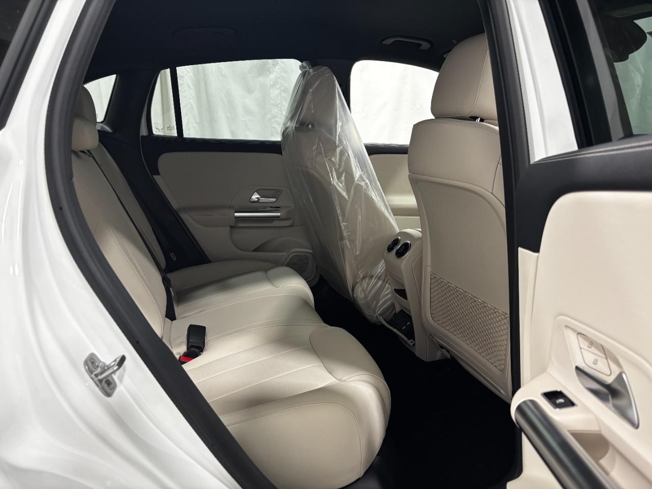 Mercedes-Benz GLA Vehicle Full-screen Gallery Image 13