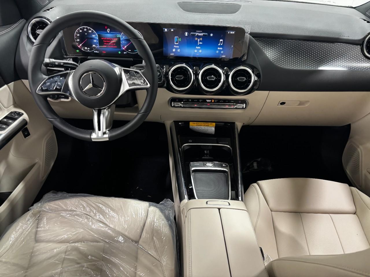 Mercedes-Benz GLA Vehicle Full-screen Gallery Image 14