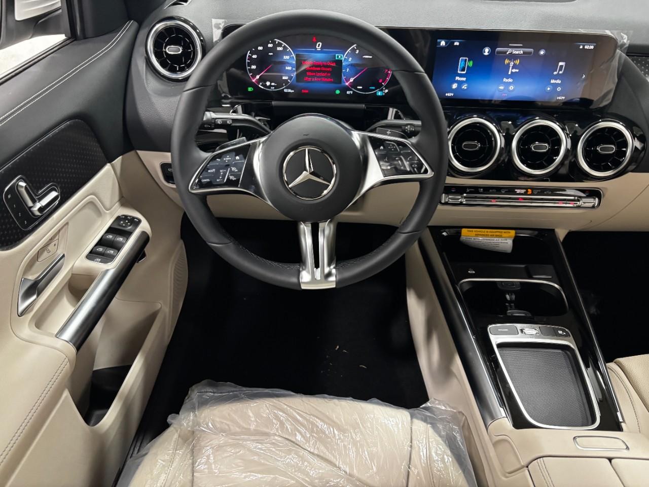 Mercedes-Benz GLA Vehicle Full-screen Gallery Image 15