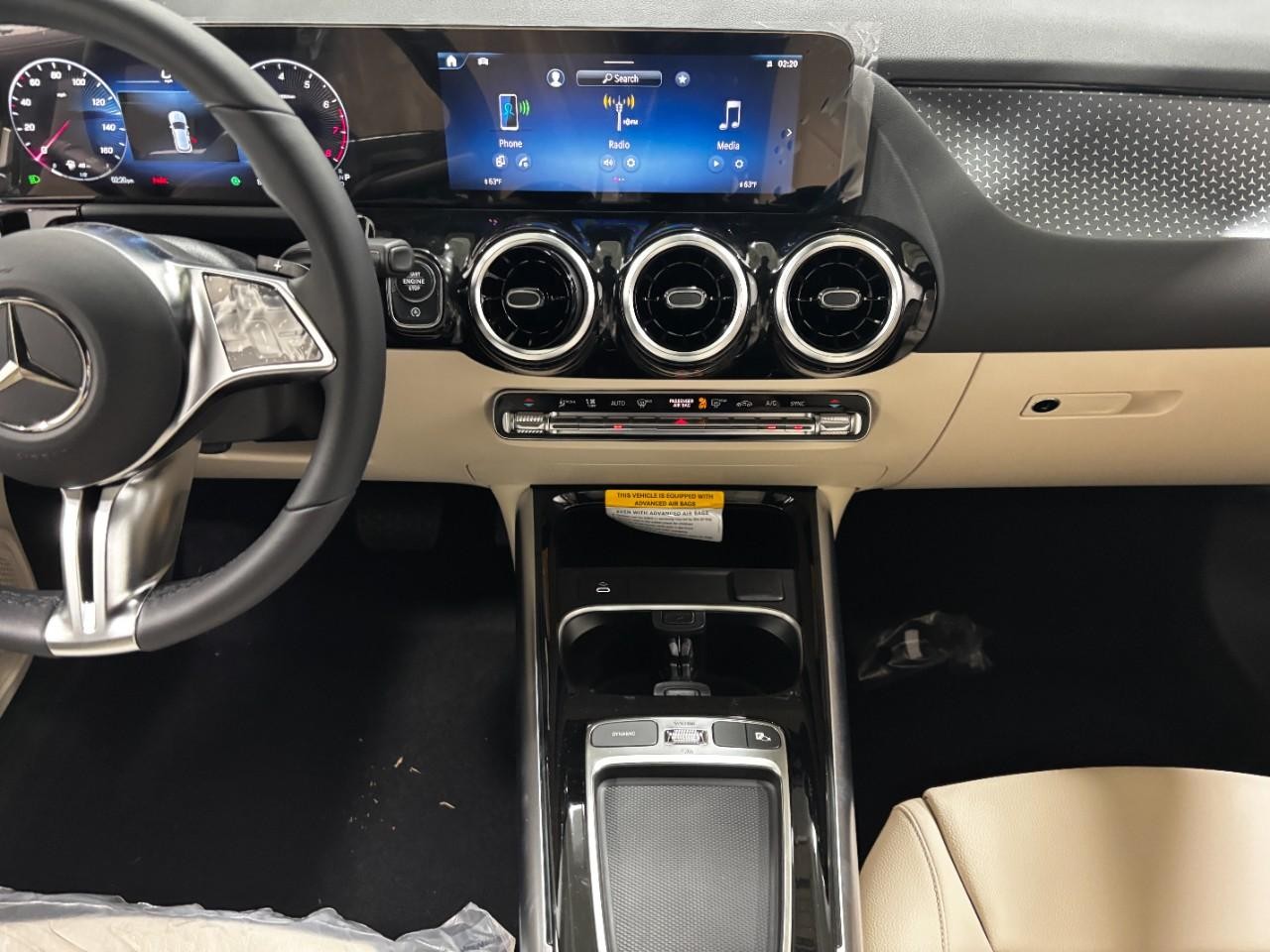 Mercedes-Benz GLA Vehicle Full-screen Gallery Image 16
