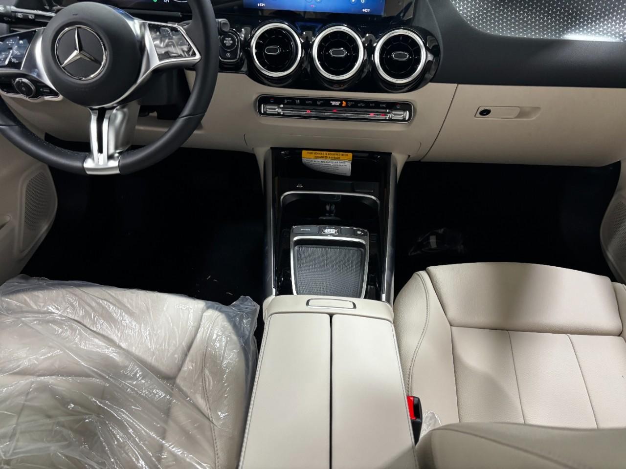 Mercedes-Benz GLA Vehicle Full-screen Gallery Image 17