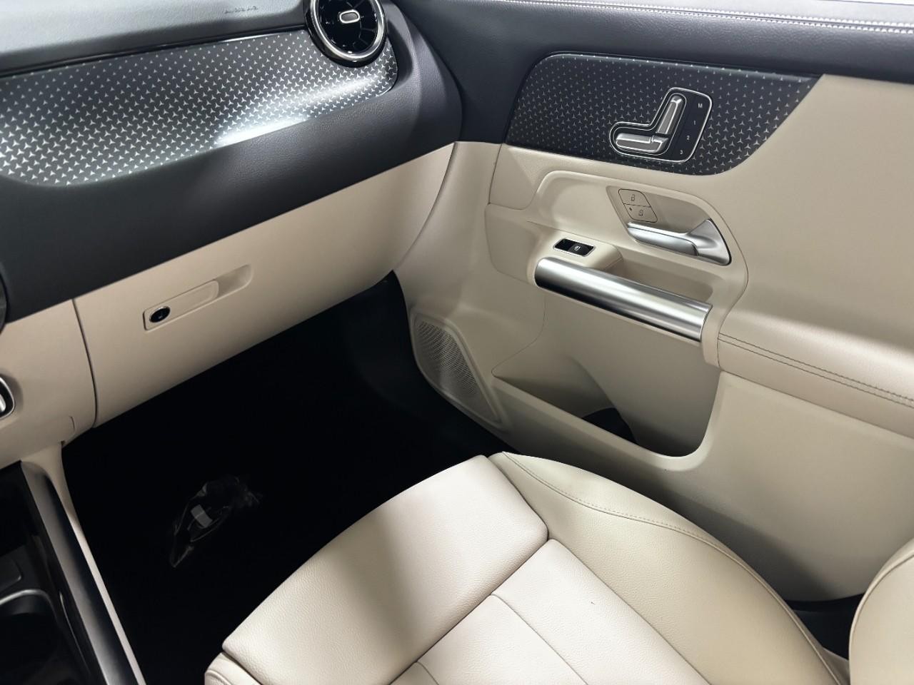 Mercedes-Benz GLA Vehicle Full-screen Gallery Image 19