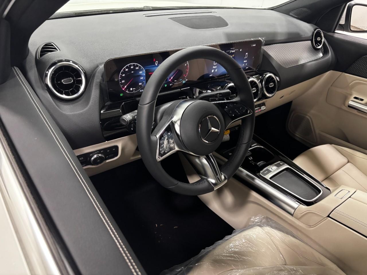 Mercedes-Benz GLA Vehicle Full-screen Gallery Image 20