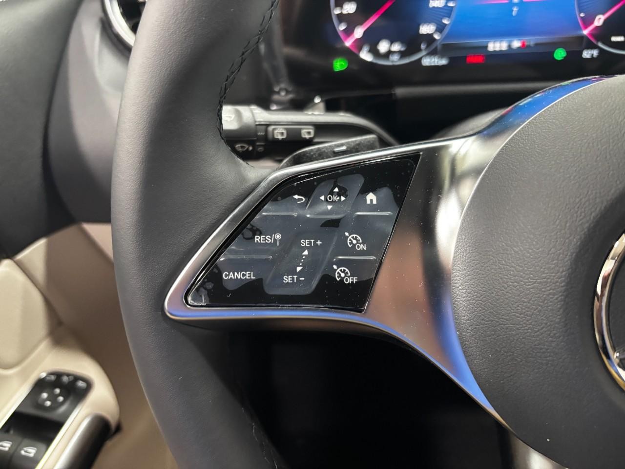 Mercedes-Benz GLA Vehicle Full-screen Gallery Image 21