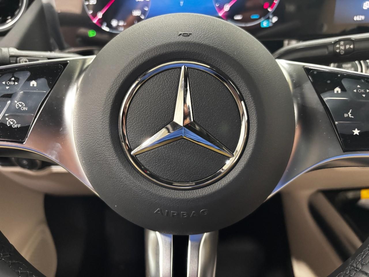 Mercedes-Benz GLA Vehicle Full-screen Gallery Image 22