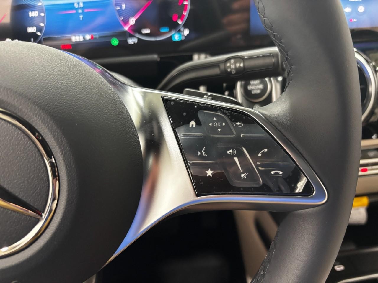 Mercedes-Benz GLA Vehicle Full-screen Gallery Image 23