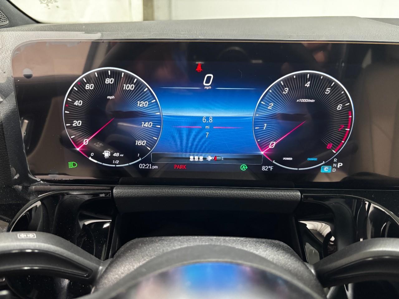 Mercedes-Benz GLA Vehicle Full-screen Gallery Image 24