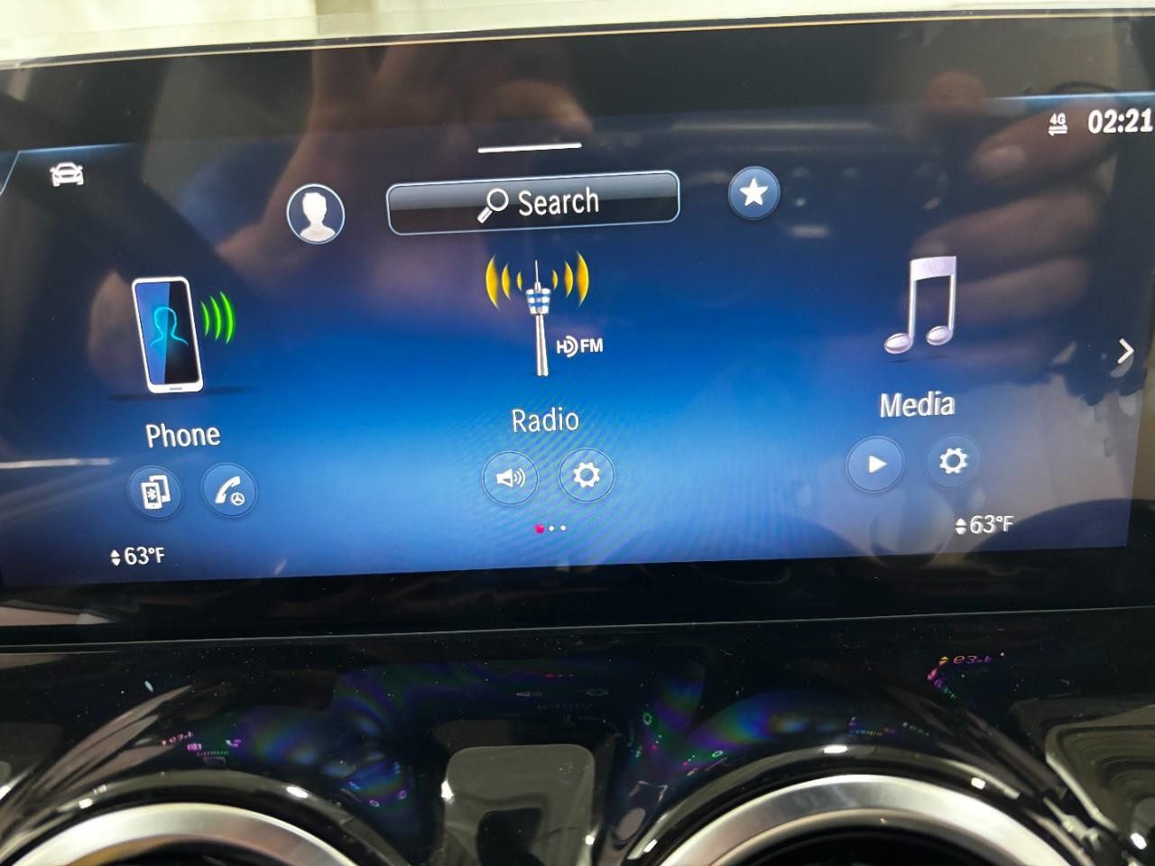 Mercedes-Benz GLA Vehicle Full-screen Gallery Image 25