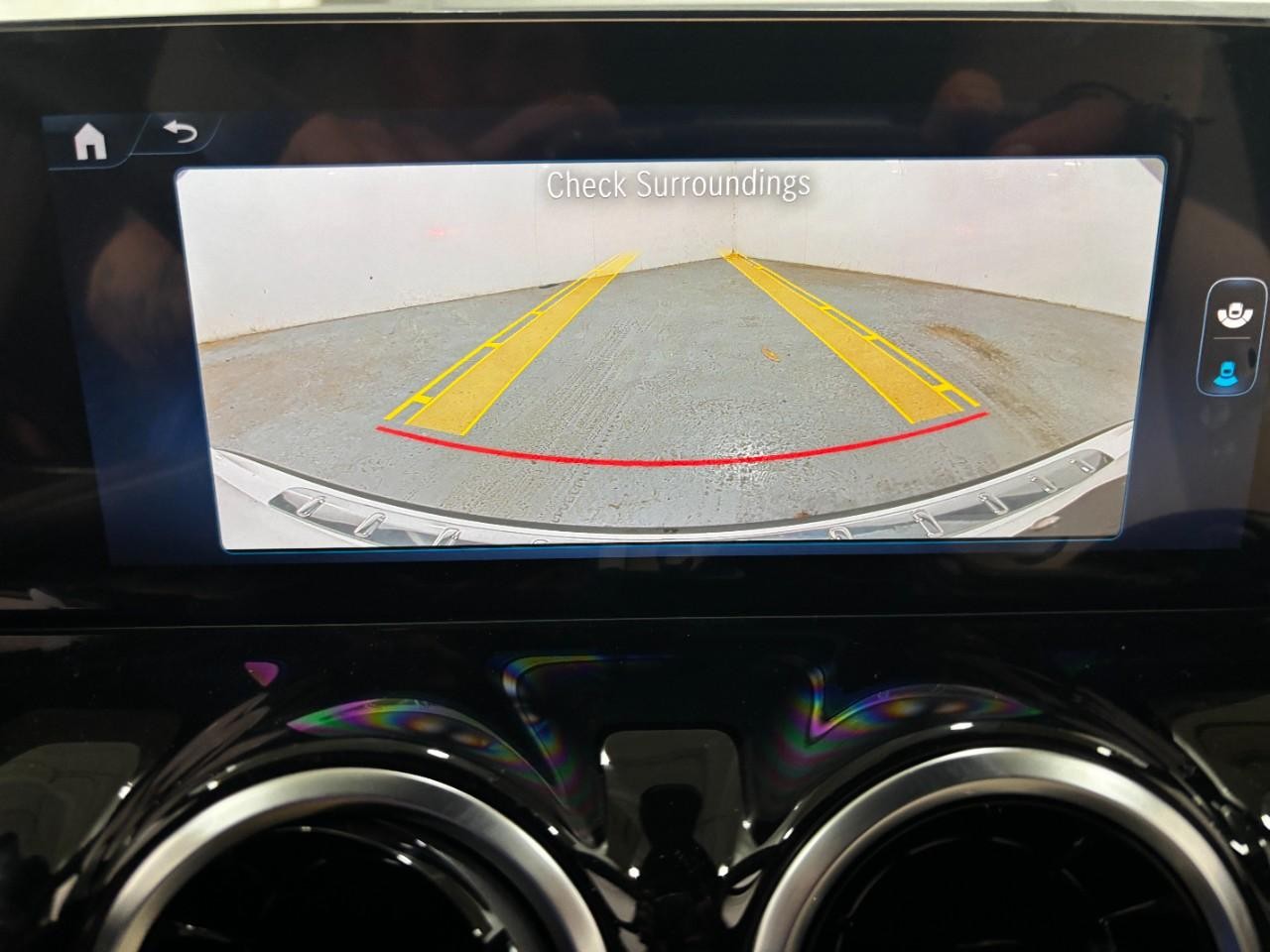 Mercedes-Benz GLA Vehicle Full-screen Gallery Image 26