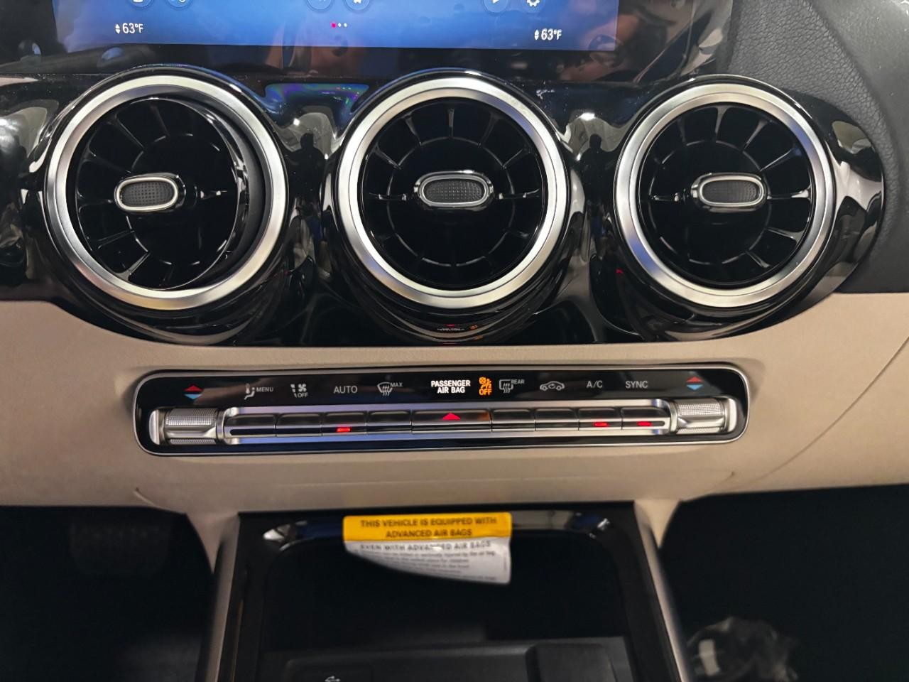 Mercedes-Benz GLA Vehicle Full-screen Gallery Image 27