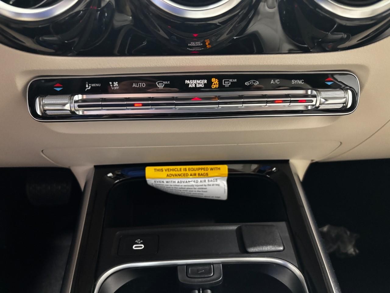 Mercedes-Benz GLA Vehicle Full-screen Gallery Image 28