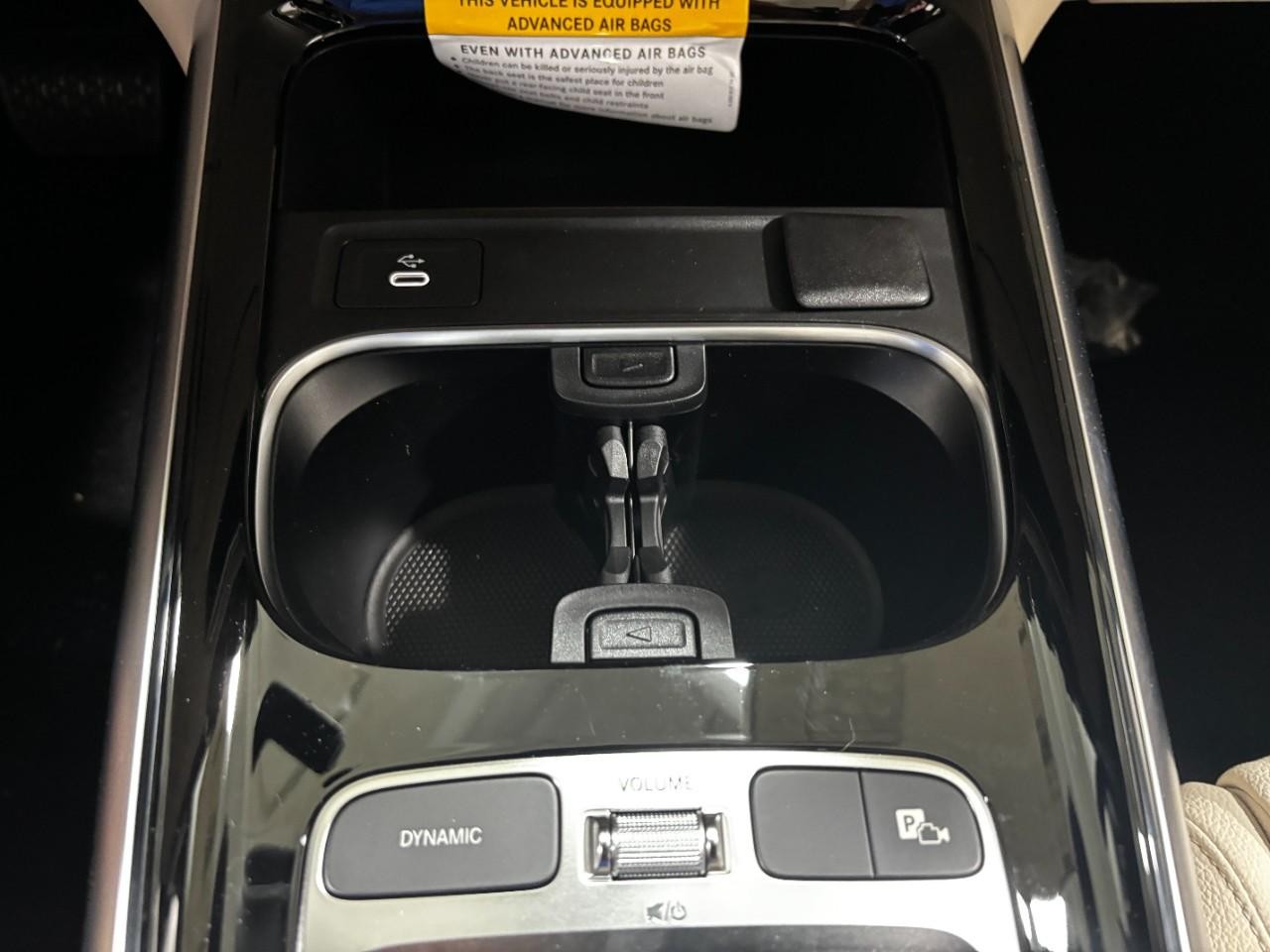 Mercedes-Benz GLA Vehicle Full-screen Gallery Image 29