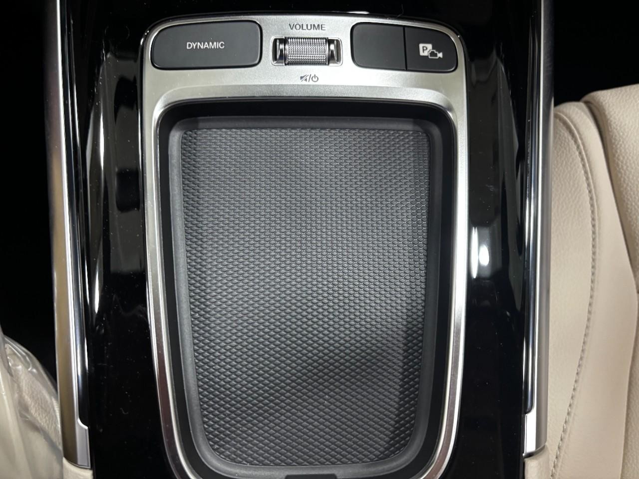 Mercedes-Benz GLA Vehicle Full-screen Gallery Image 30