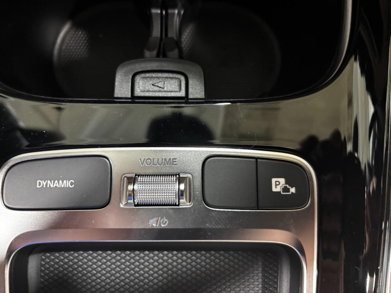 Mercedes-Benz GLA Vehicle Full-screen Gallery Image 31