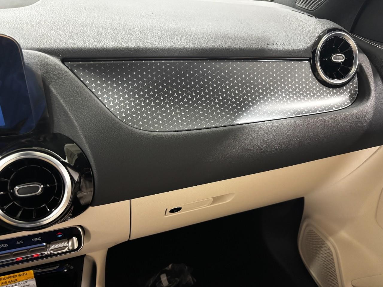 Mercedes-Benz GLA Vehicle Full-screen Gallery Image 32