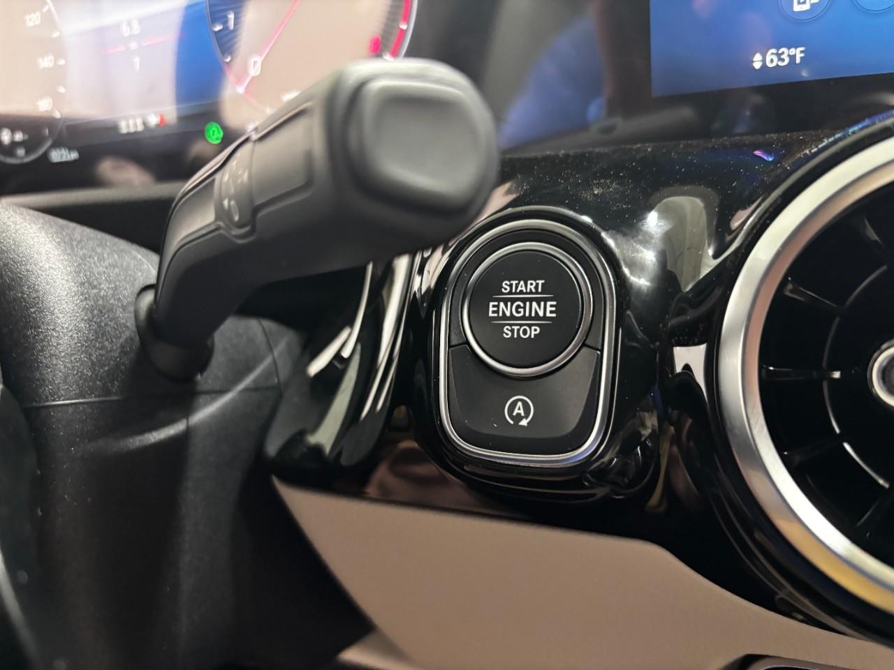 Mercedes-Benz GLA Vehicle Full-screen Gallery Image 33