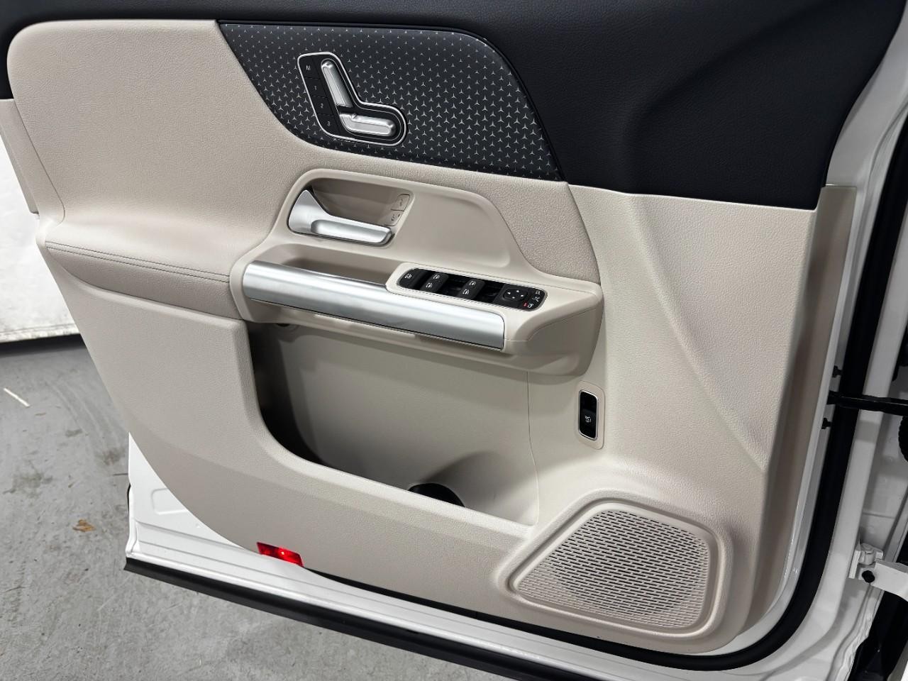 Mercedes-Benz GLA Vehicle Full-screen Gallery Image 34