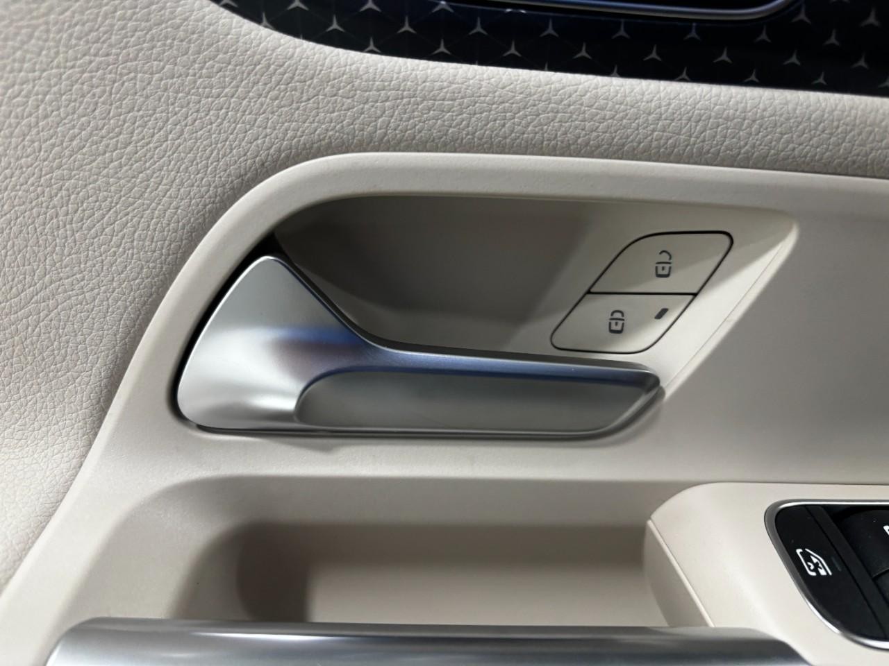 Mercedes-Benz GLA Vehicle Full-screen Gallery Image 36