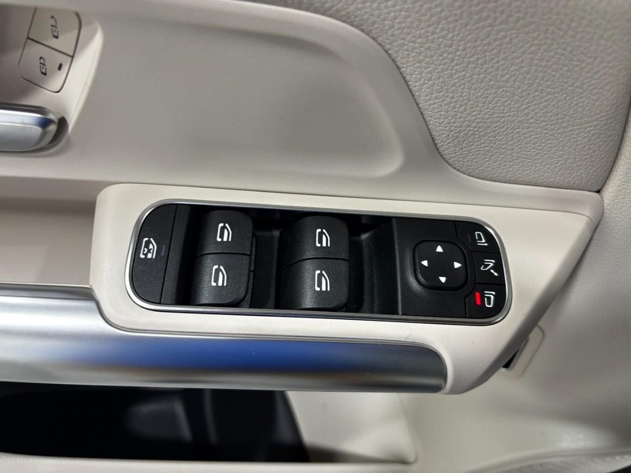 Mercedes-Benz GLA Vehicle Full-screen Gallery Image 37