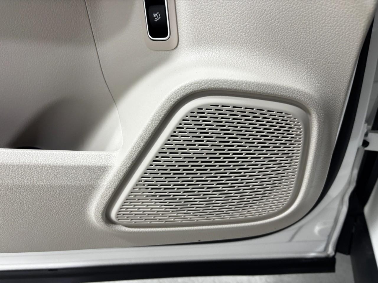 Mercedes-Benz GLA Vehicle Full-screen Gallery Image 38