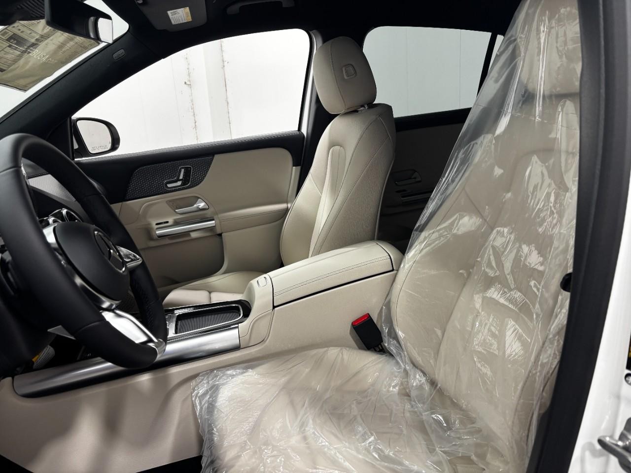 Mercedes-Benz GLA Vehicle Full-screen Gallery Image 39