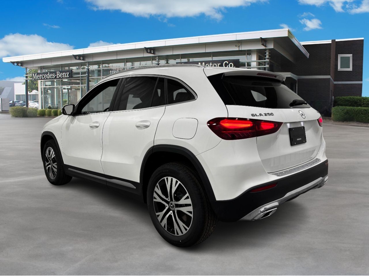 Mercedes-Benz GLA Vehicle Full-screen Gallery Image 3