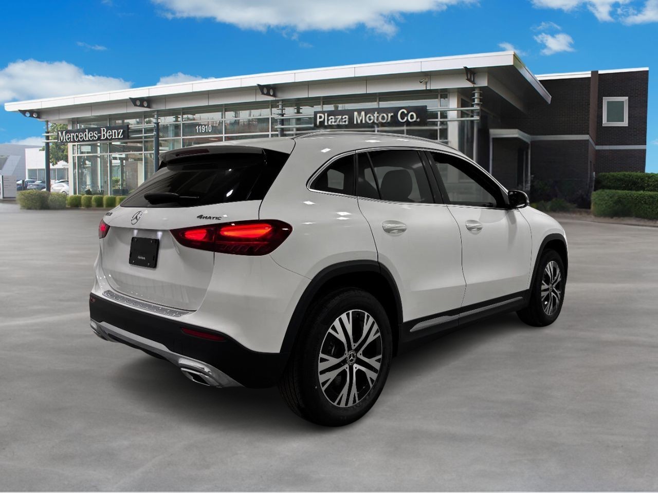 Mercedes-Benz GLA Vehicle Full-screen Gallery Image 4