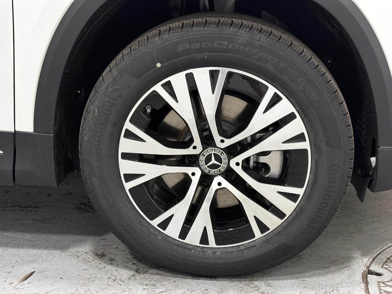 Mercedes-Benz GLA Vehicle Full-screen Gallery Image 5