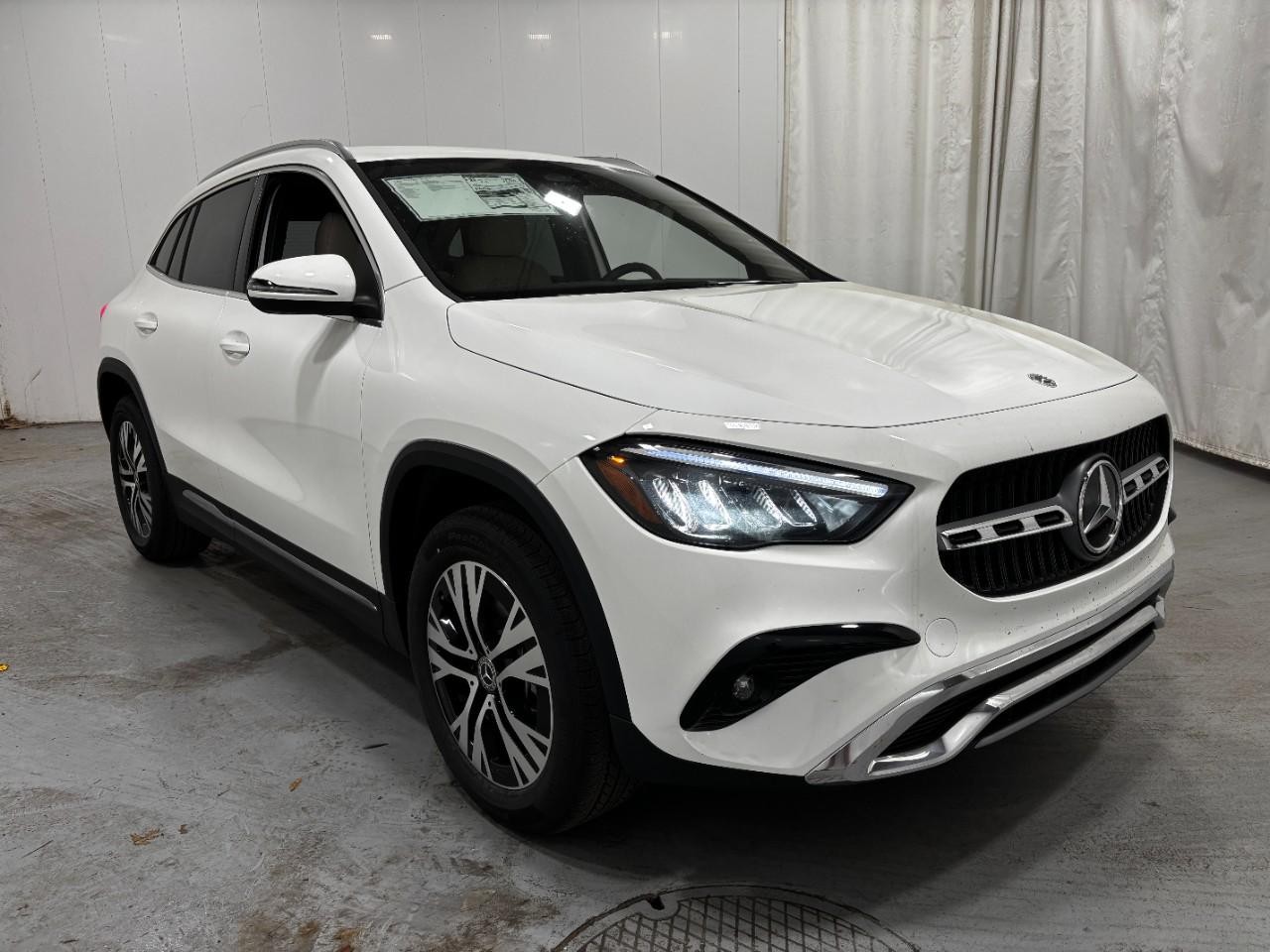 Mercedes-Benz GLA Vehicle Full-screen Gallery Image 6