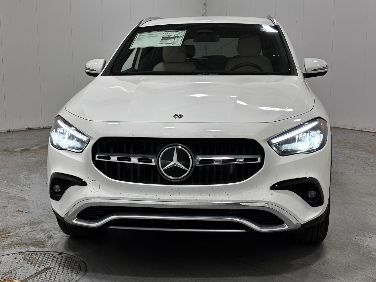 Mercedes-Benz GLA Vehicle Full-screen Gallery Image 7