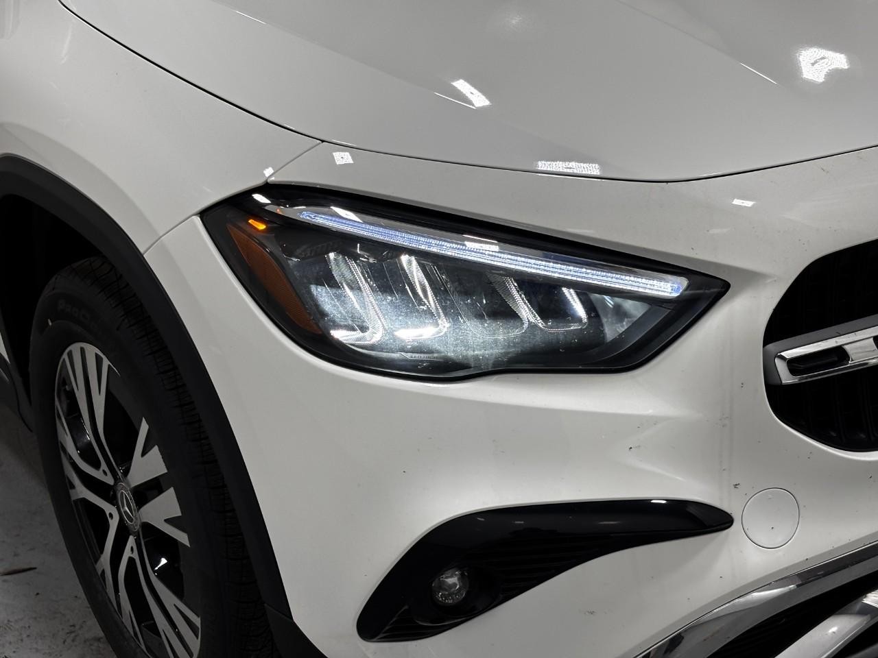 Mercedes-Benz GLA Vehicle Full-screen Gallery Image 8