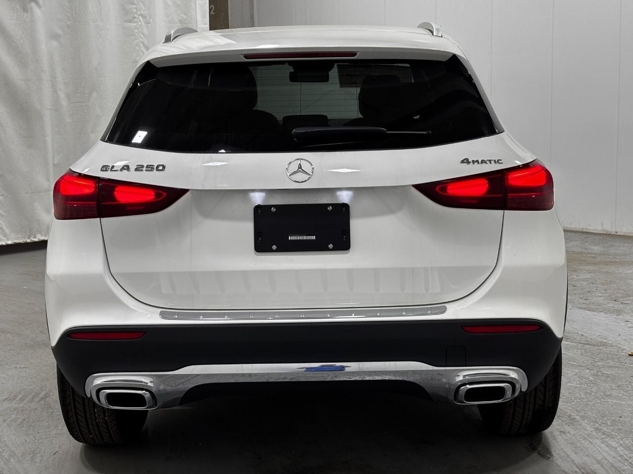 Mercedes-Benz GLA Vehicle Full-screen Gallery Image 10