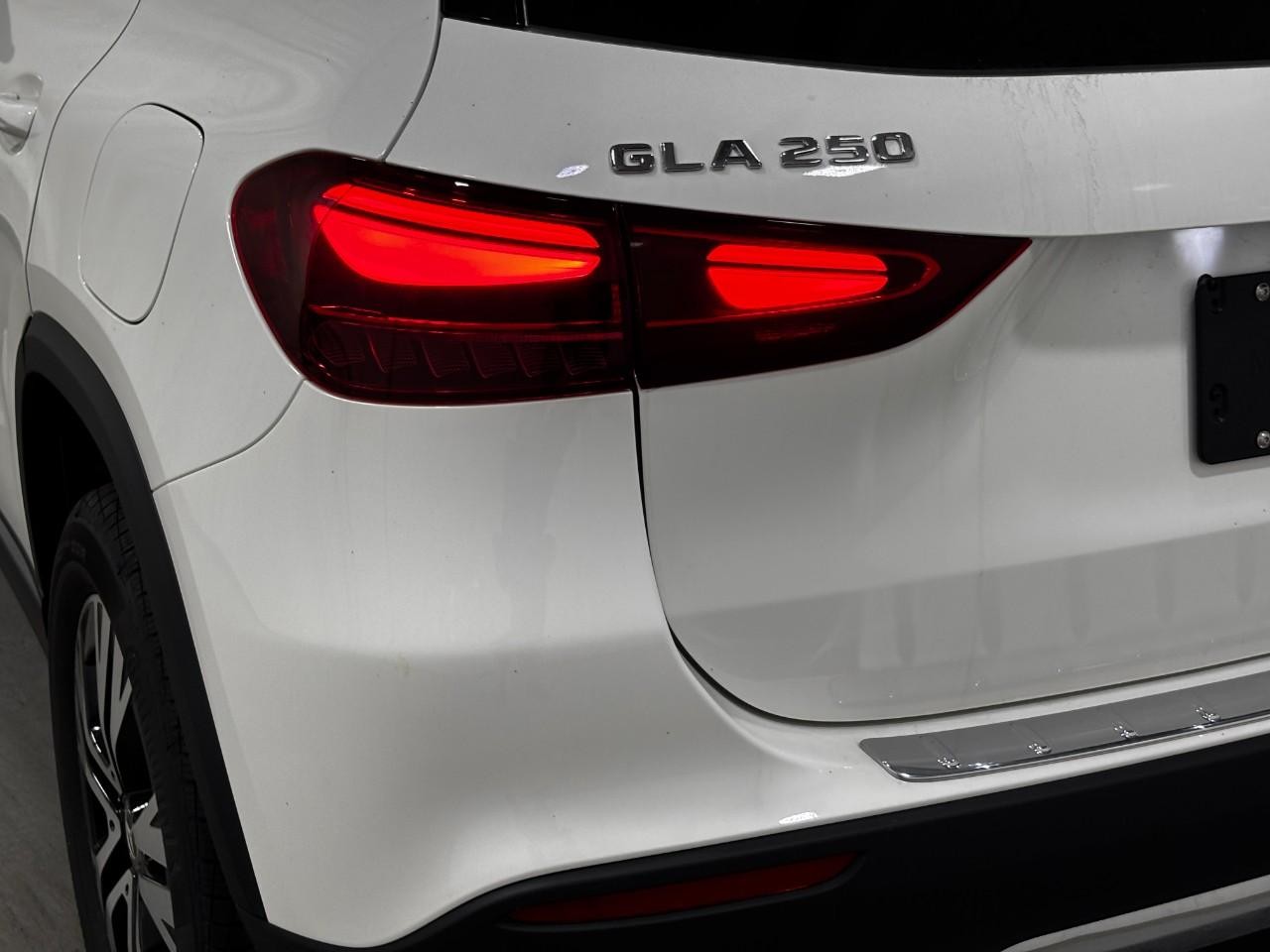 Mercedes-Benz GLA Vehicle Full-screen Gallery Image 11